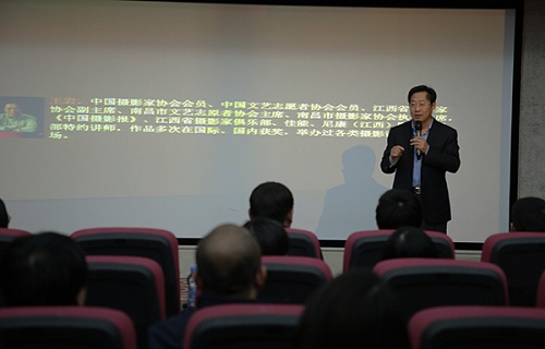 老师讲课2.jpg 老师讲课2.jpg
